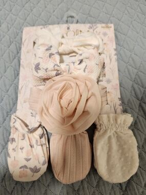 Cream Plush Baby Blanket & A Set Of 3 Head Bands And 3 Pairs Of Mittens